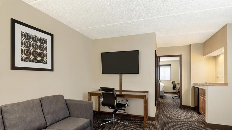 <b>Royle Hotel Milwaukee Arpt Room</b>. Images powered by <a href="https://iceportal.shijigroup.com/" title="IcePortal" target="_blank">IcePortal</a>.