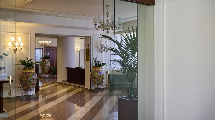 Hotel Diamond Lobby