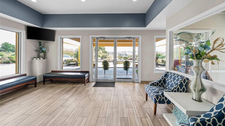 <b>Rodeway Inn Somerset Lobby</b>. Images powered by <a href="https://iceportal.shijigroup.com/" title="IcePortal" target="_blank">IcePortal</a>.