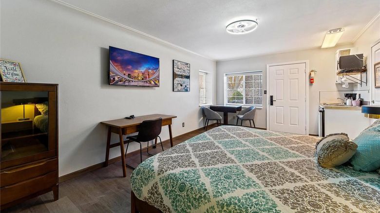 <b>Soap Lake Resort Room</b>. Images powered by <a href="https://iceportal.shijigroup.com/" title="IcePortal" target="_blank">IcePortal</a>.