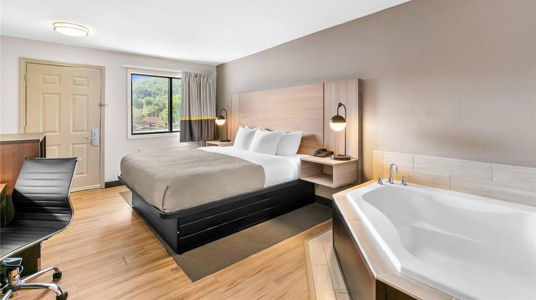 <b>Quality Inn Helen Room</b>. Images powered by <a href="https://iceportal.shijigroup.com/" title="IcePortal" target="_blank">IcePortal</a>.