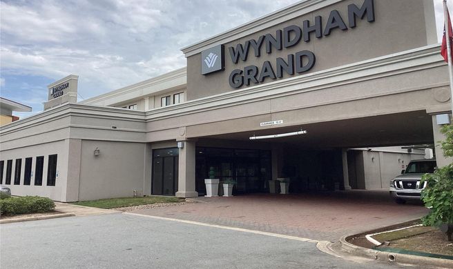 Wyndham Grand Executive Center Exterior