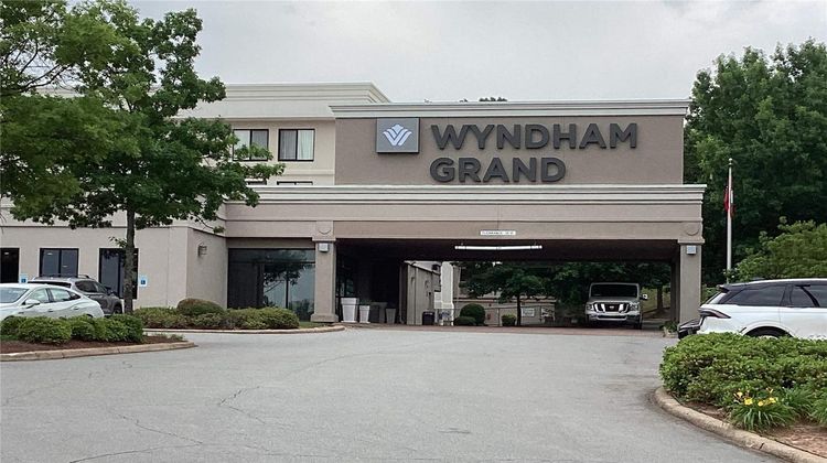 Wyndham Grand Executive Center Exterior