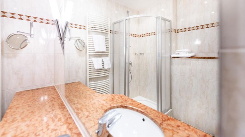 <b>Hotel Hennies Room</b>. Images powered by <a href="https://iceportal.shijigroup.com/" title="IcePortal" target="_blank">IcePortal</a>.