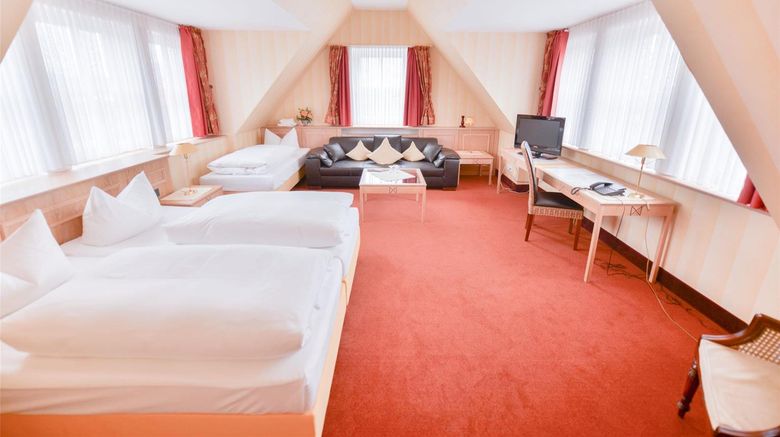 <b>Hotel Hennies Room</b>. Images powered by <a href="https://iceportal.shijigroup.com/" title="IcePortal" target="_blank">IcePortal</a>.