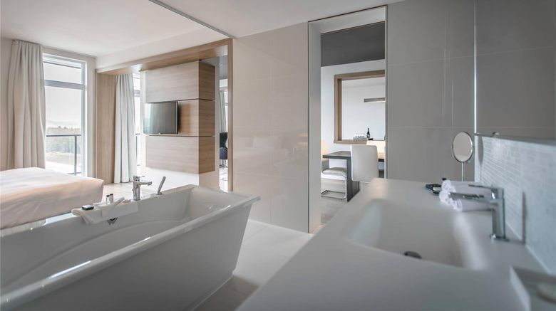 <b>Hotel du Domaine Suite</b>. Images powered by <a href="https://iceportal.shijigroup.com/" title="IcePortal" target="_blank">IcePortal</a>.