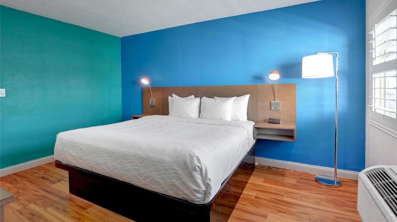 <b>Signature Inn Medford Downtown Room</b>. Images powered by <a href="https://iceportal.shijigroup.com/" title="IcePortal" target="_blank">IcePortal</a>.