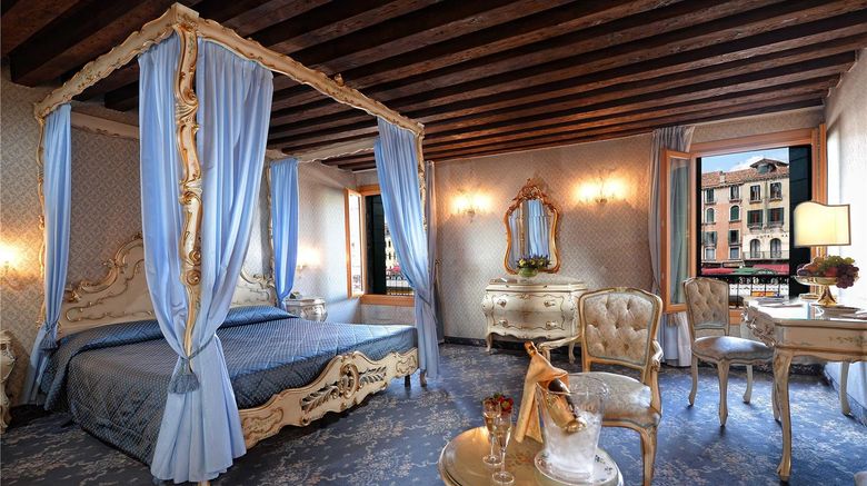 <b>Hotel Rialto Suite</b>. Images powered by <a href="https://iceportal.shijigroup.com/" title="IcePortal" target="_blank">IcePortal</a>.