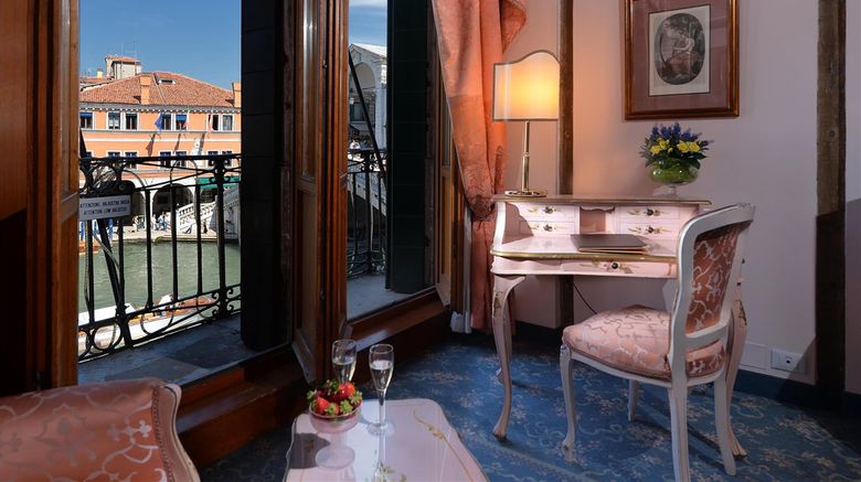 <b>Hotel Rialto Suite</b>. Images powered by <a href="https://iceportal.shijigroup.com/" title="IcePortal" target="_blank">IcePortal</a>.