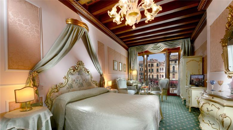 <b>Hotel Rialto Suite</b>. Images powered by <a href="https://iceportal.shijigroup.com/" title="IcePortal" target="_blank">IcePortal</a>.