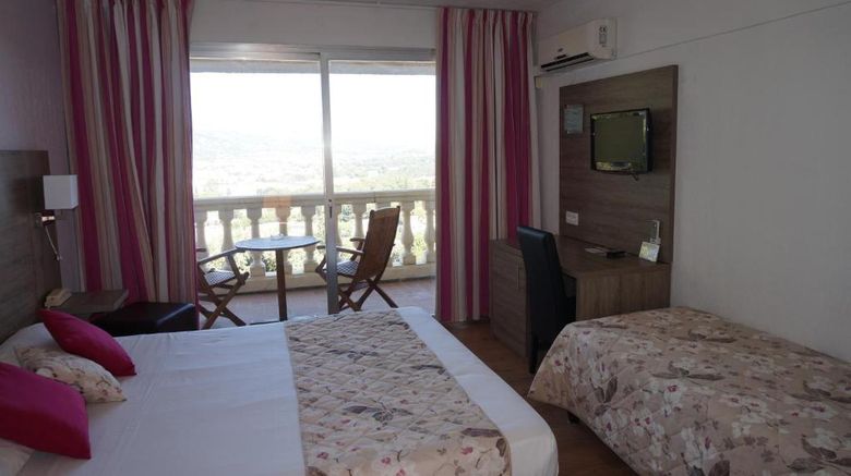 <b>Le Col de l'Ange Hotel Room</b>. Images powered by <a href="https://iceportal.shijigroup.com/" title="IcePortal" target="_blank">IcePortal</a>.