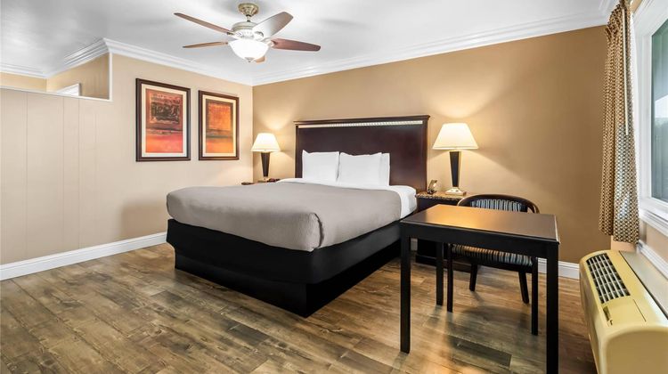 Quality Inn & Suites Santa Maria Room