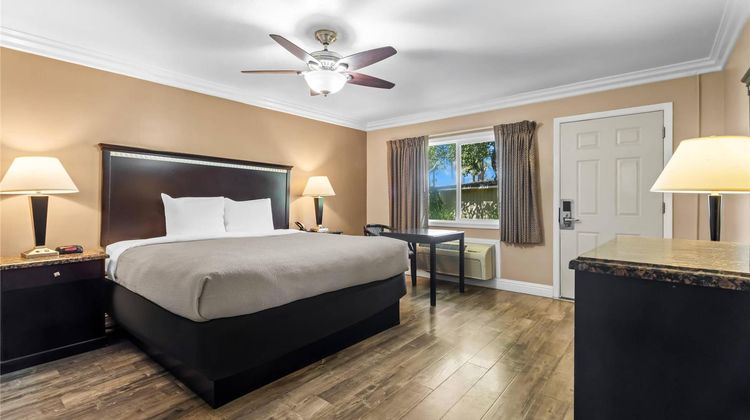 Quality Inn & Suites Santa Maria Room