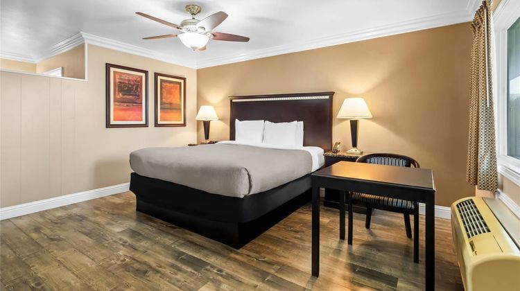 Quality Inn & Suites Santa Maria Room