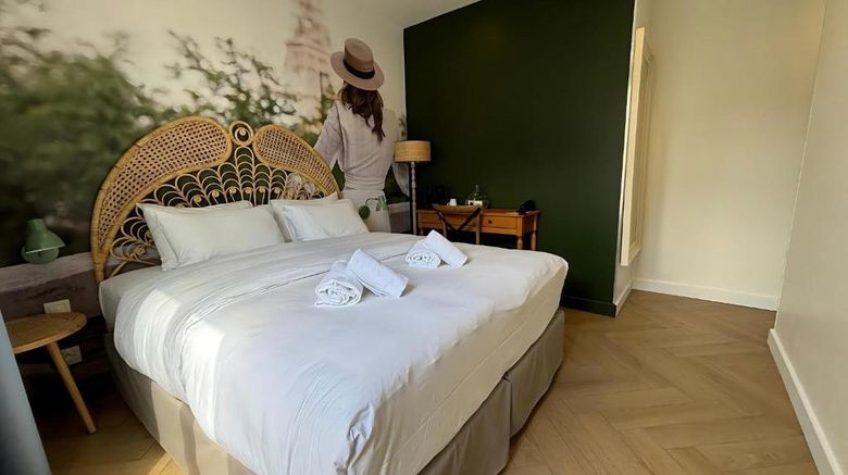 <b>Glam's Hotel Room</b>. Images powered by <a href="https://iceportal.shijigroup.com/" title="IcePortal" target="_blank">IcePortal</a>.
