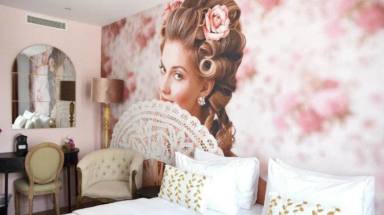 Glam's Hotel Room