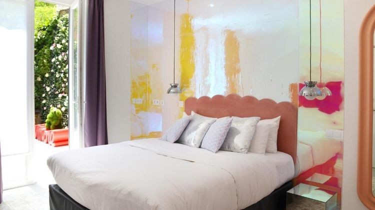 Glam's Hotel Room