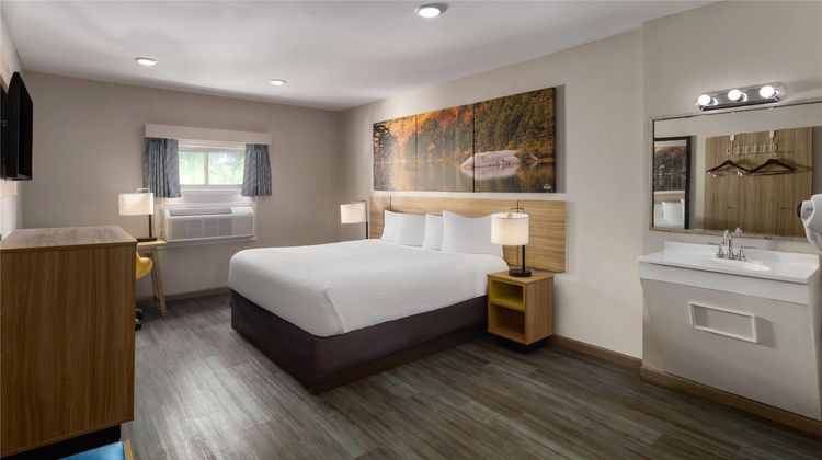 Days Inn by Wyndham Moosic Room