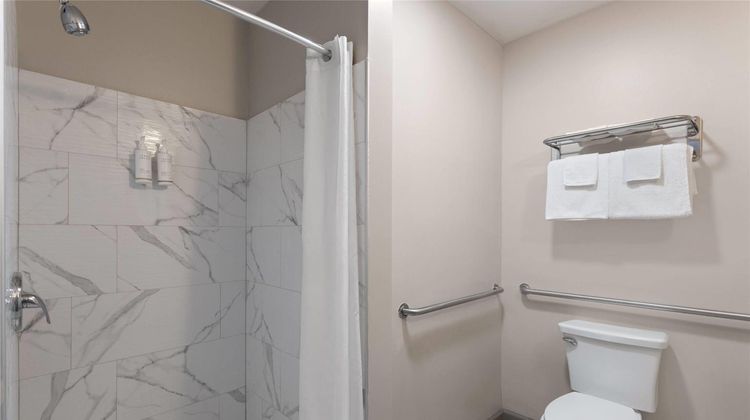 Days Inn by Wyndham Moosic Room