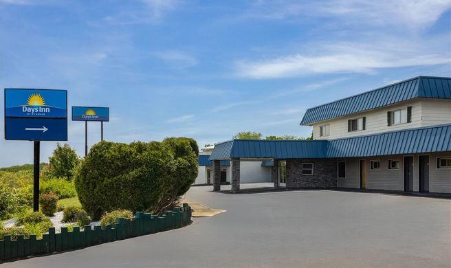Days Inn by Wyndham Moosic Exterior