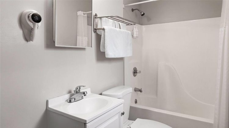 Days Inn by Wyndham Moosic Room