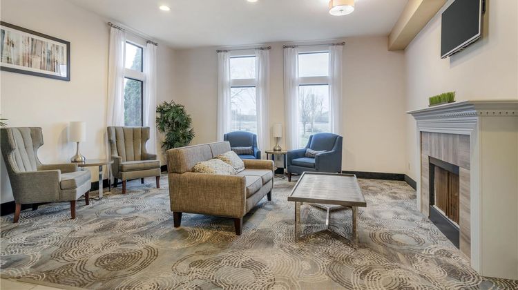 Syracuse Grand Lobby