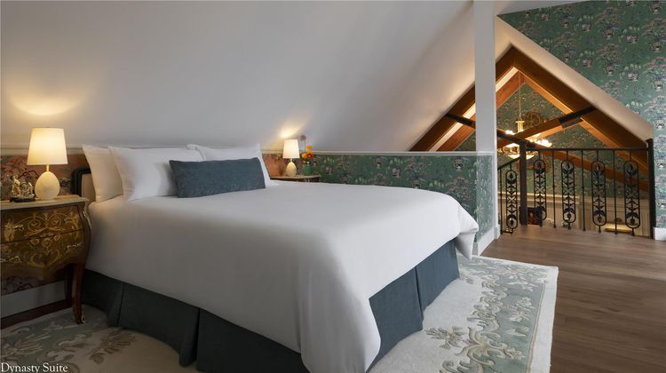 English Inn Suite