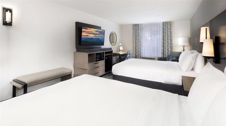 <b>La Quinta Asheville Downtown Room</b>. Images powered by <a href="https://iceportal.shijigroup.com/" title="IcePortal" target="_blank">IcePortal</a>.