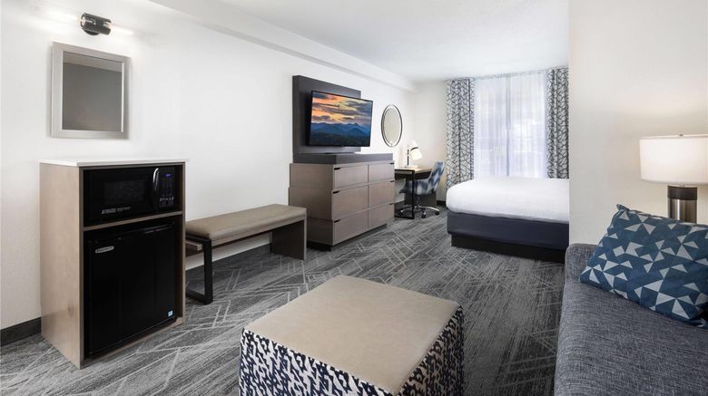 <b>La Quinta Asheville Downtown Room</b>. Images powered by <a href="https://iceportal.shijigroup.com/" title="IcePortal" target="_blank">IcePortal</a>.