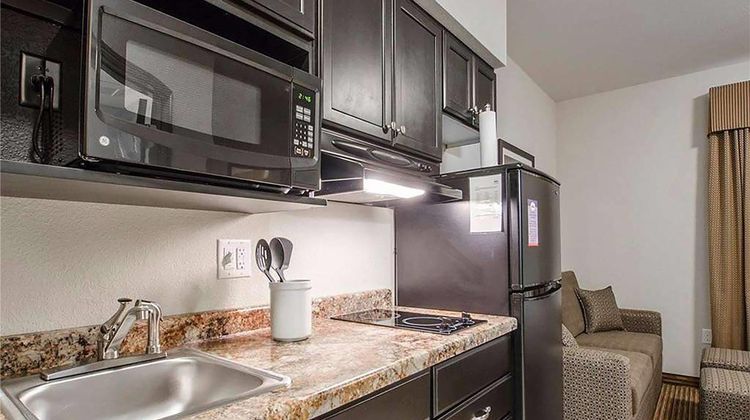 Travelodge Suites by Wyndham Estevan Room