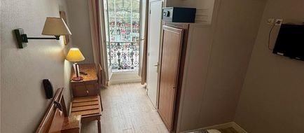 Richmond Hotel Room