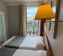 Richmond Hotel Room