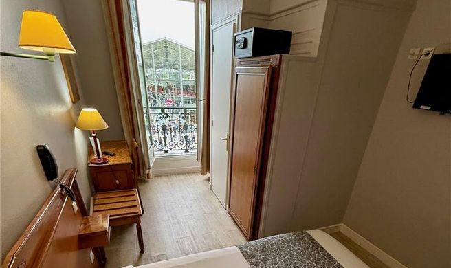Richmond Hotel Room