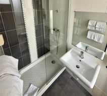 Richmond Hotel Room