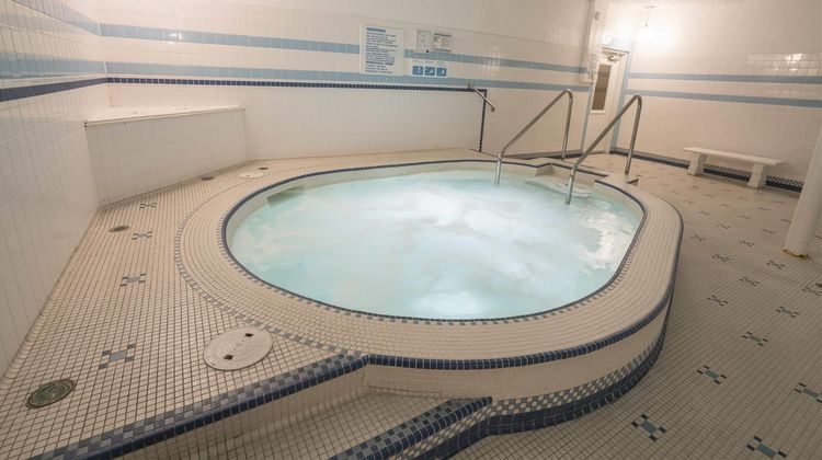 Royal Scot Hotel & Suites Pool