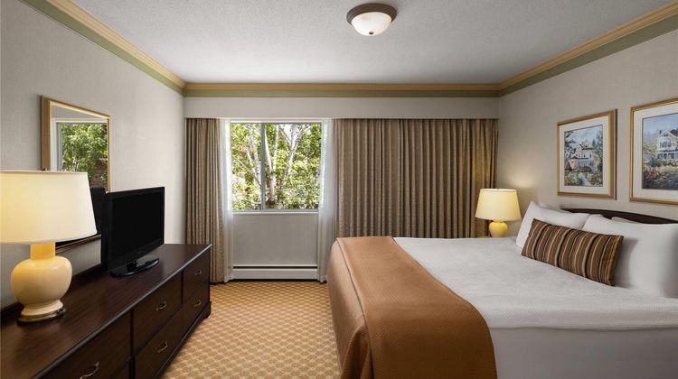 Royal Scot Hotel & Suites Suite
