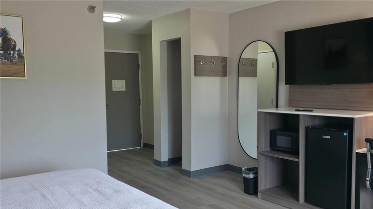 Baymont by Wyndham Louisville Southwest Room