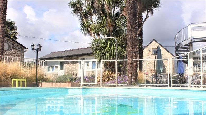 <b>Hotel les 13 Assiettes Pool</b>. Images powered by <a href="https://iceportal.shijigroup.com/" title="IcePortal" target="_blank">IcePortal</a>.