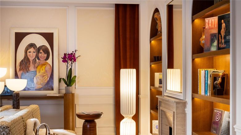 <b>Hotel Alma Lobby</b>. Images powered by <a href="https://iceportal.shijigroup.com/" title="IcePortal" target="_blank">IcePortal</a>.