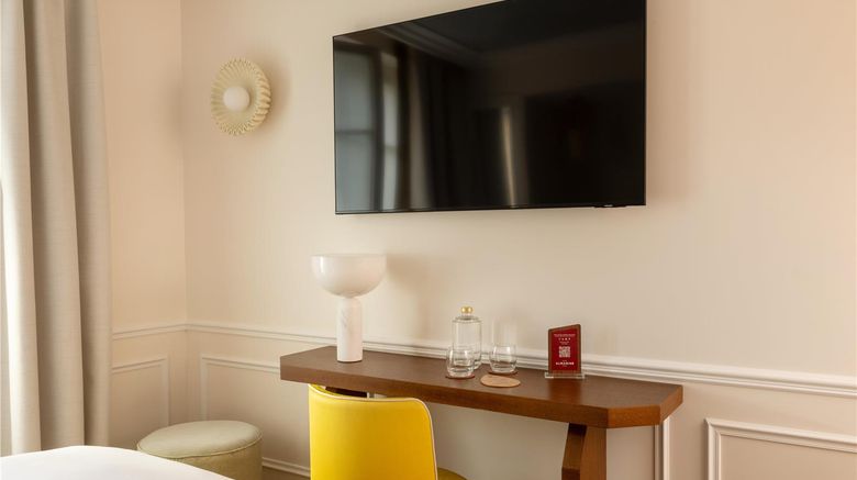 <b>Hotel Alma Room</b>. Images powered by <a href="https://iceportal.shijigroup.com/" title="IcePortal" target="_blank">IcePortal</a>.