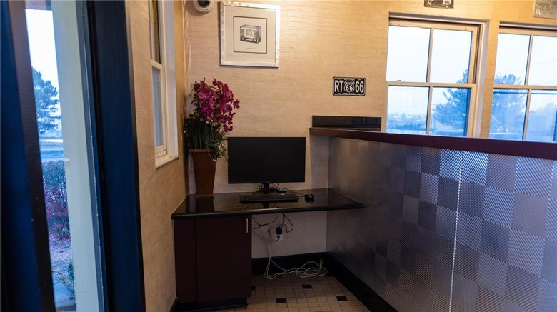 <b>Kings House Motor Hotel Lobby</b>. Images powered by <a href="https://iceportal.shijigroup.com/" title="IcePortal" target="_blank">IcePortal</a>.