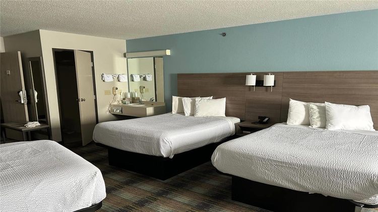 AmericInn Saint Ignace Lakefront Room
