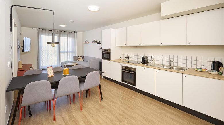 <b>Hife Toulouse Labege Room</b>. Images powered by <a href="https://iceportal.shijigroup.com/" title="IcePortal" target="_blank">IcePortal</a>.