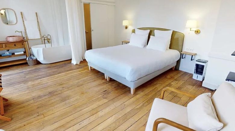 <b>Chateau Royal de Benays Suite</b>. Images powered by <a href="https://iceportal.shijigroup.com/" title="IcePortal" target="_blank">IcePortal</a>.