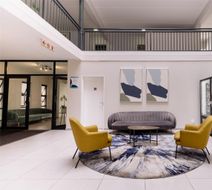 MINT Express Melrose View Lobby