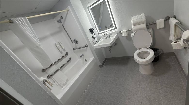 <b>Super 8 Springfield/Battlefield Room</b>. Images powered by <a href="https://iceportal.shijigroup.com/" title="IcePortal" target="_blank">IcePortal</a>.