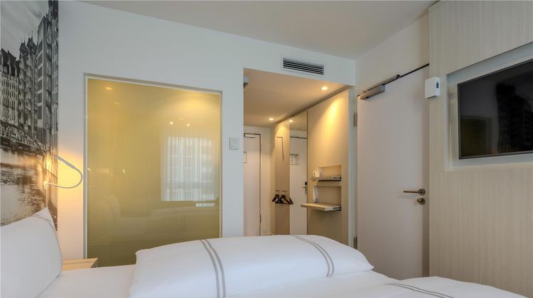 Super 8 by Wyndham Hamburg Mitte Room
