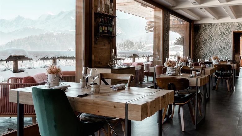 <b>Les Roches Hotel & Spa Restaurant</b>. Images powered by <a href="https://iceportal.shijigroup.com/" title="IcePortal" target="_blank">IcePortal</a>.