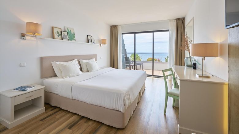 <b>Caloura Hotel Resort Suite</b>. Images powered by <a href="https://iceportal.shijigroup.com/" title="IcePortal" target="_blank">IcePortal</a>.