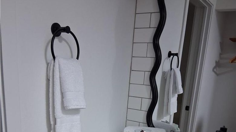 <b>King Oscar Motel Room</b>. Images powered by <a href="https://iceportal.shijigroup.com/" title="IcePortal" target="_blank">IcePortal</a>.